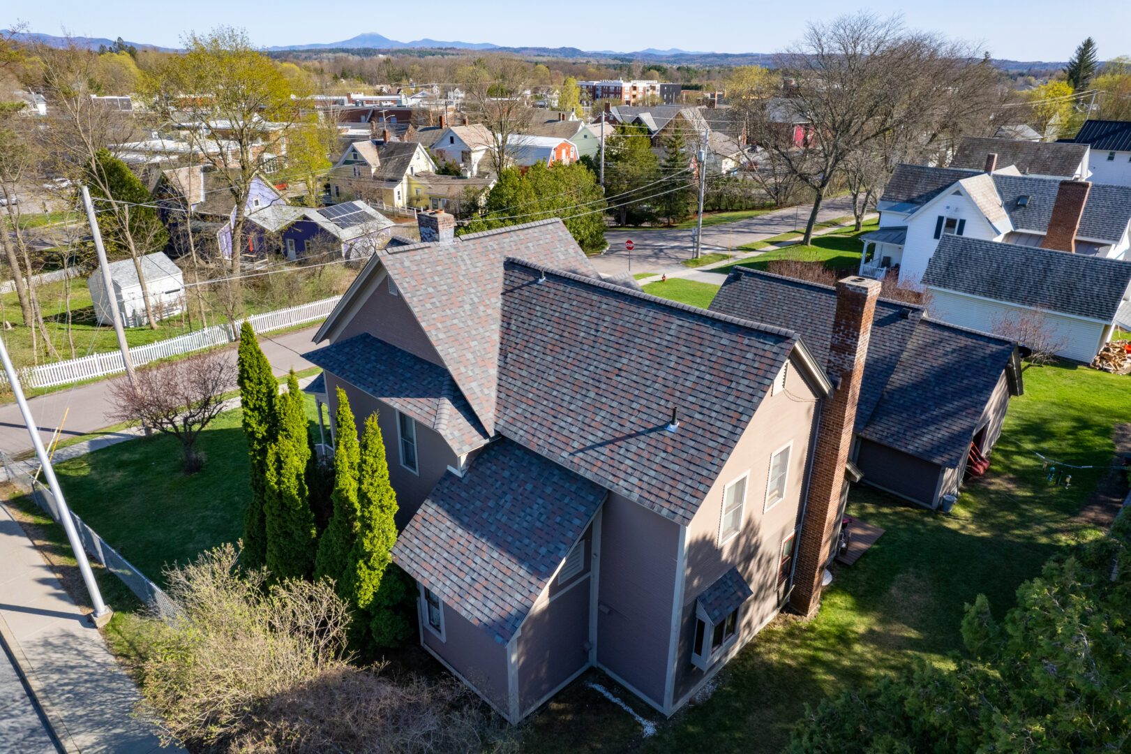 A beautiful two-story home in Essex Junction, VT recently had a roof replacement for the asphalt shingle roof. 